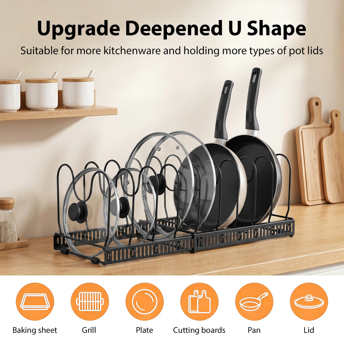 Sort metalholder til grydelåg og pander på køkkenbord, med plads til opbevaring.