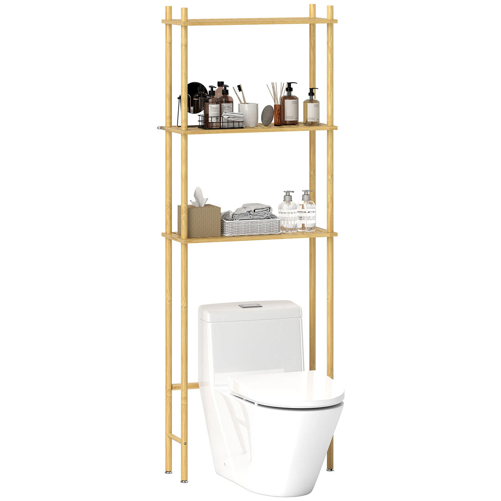 Høj reol i lysebrun bambus med tre hylder, placeret over et hvidt toilet med diverse badeværelsestilbehør.