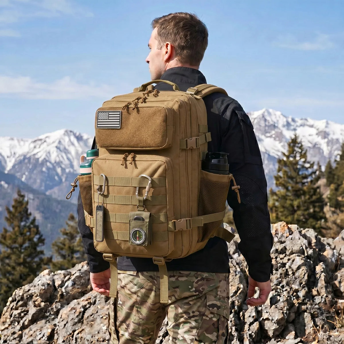 Brun Taktisk Rygsæk – 45L båret af mand med Molle-stropper, lommer, karabinhager og et amerikansk flag-patch.