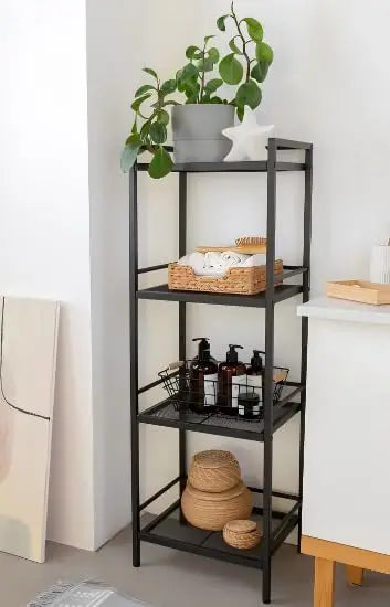 Sort Frandby opbevaringsreol med fire hylder fyldt med planter, flasker og fletkurve.