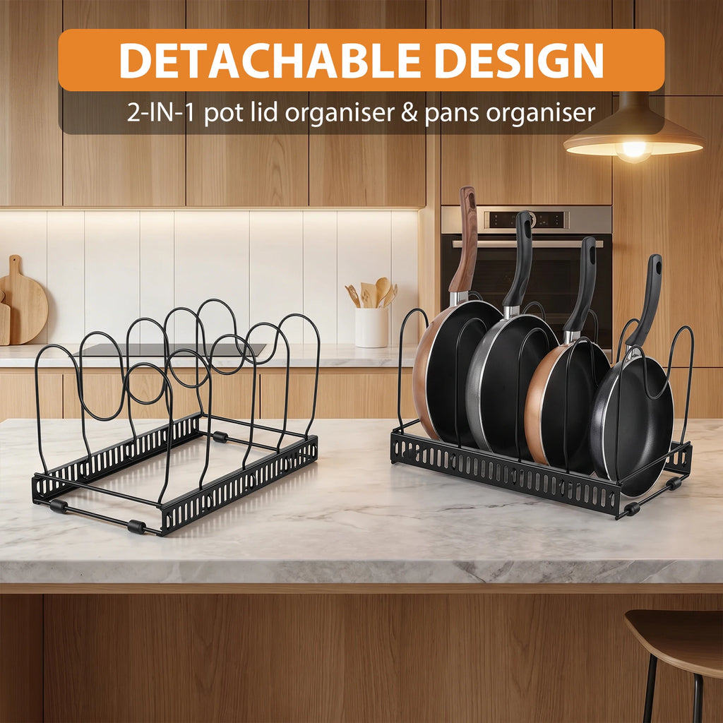 Sort metalholder til pander og låg, vist i to versioner på et køkkenbord.
