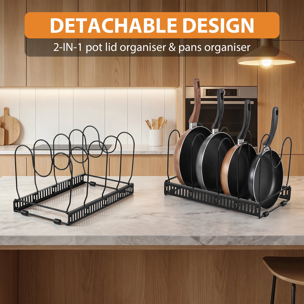 Sort metalholder til pander og låg, vist i to versioner på et køkkenbord.