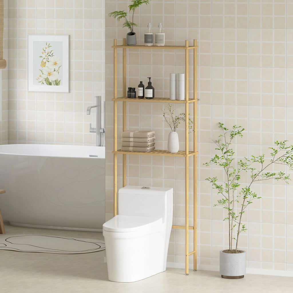 Bambus reol med tre hylder placeret over et hvidt toilet i et badeværelse.