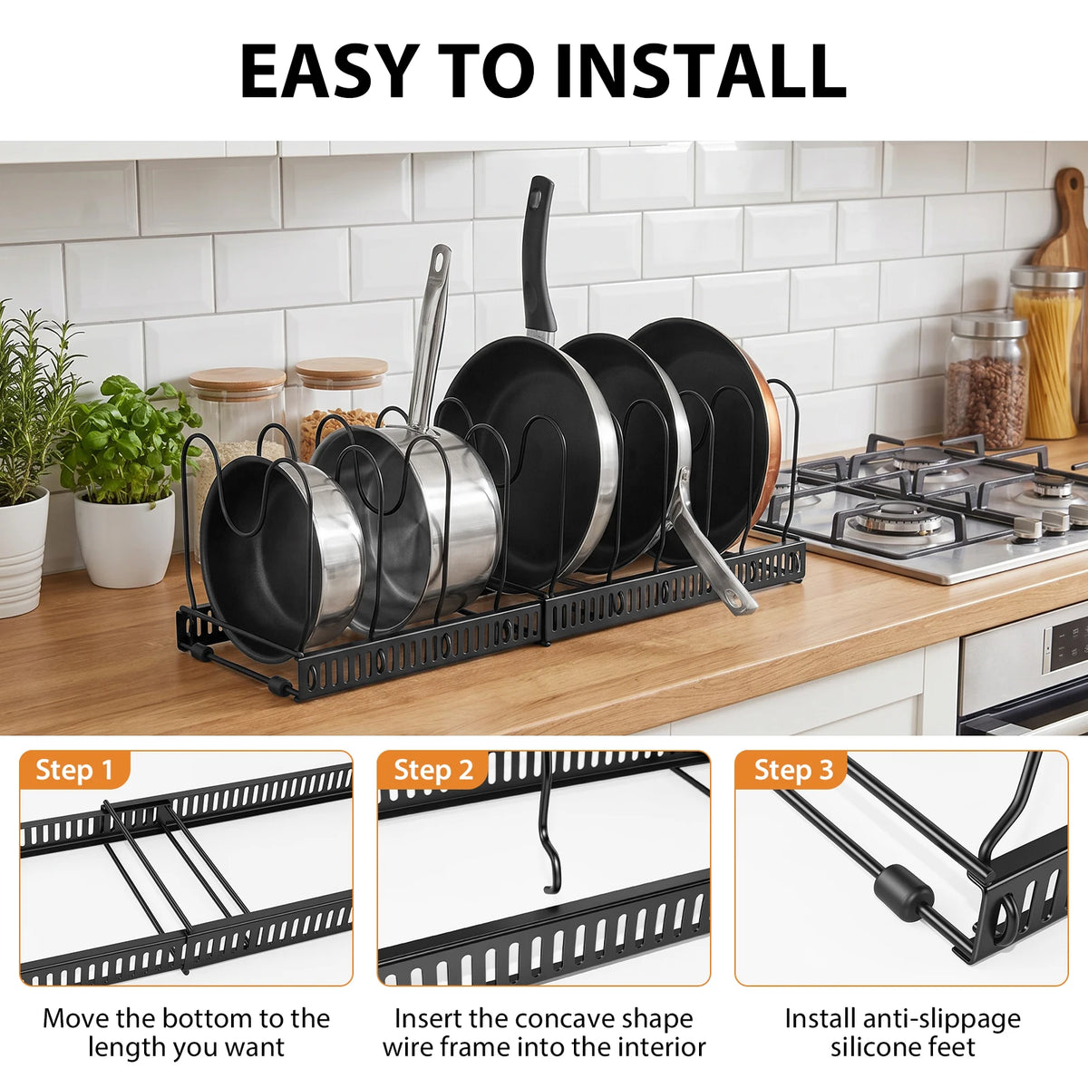 Sort udvidelig metalholder til gryder og pander med justerbare bøjler, placeret på køkkenbord.