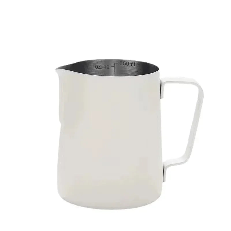 Hvid mælkekande med hank og indvendig måleskala til mælk.