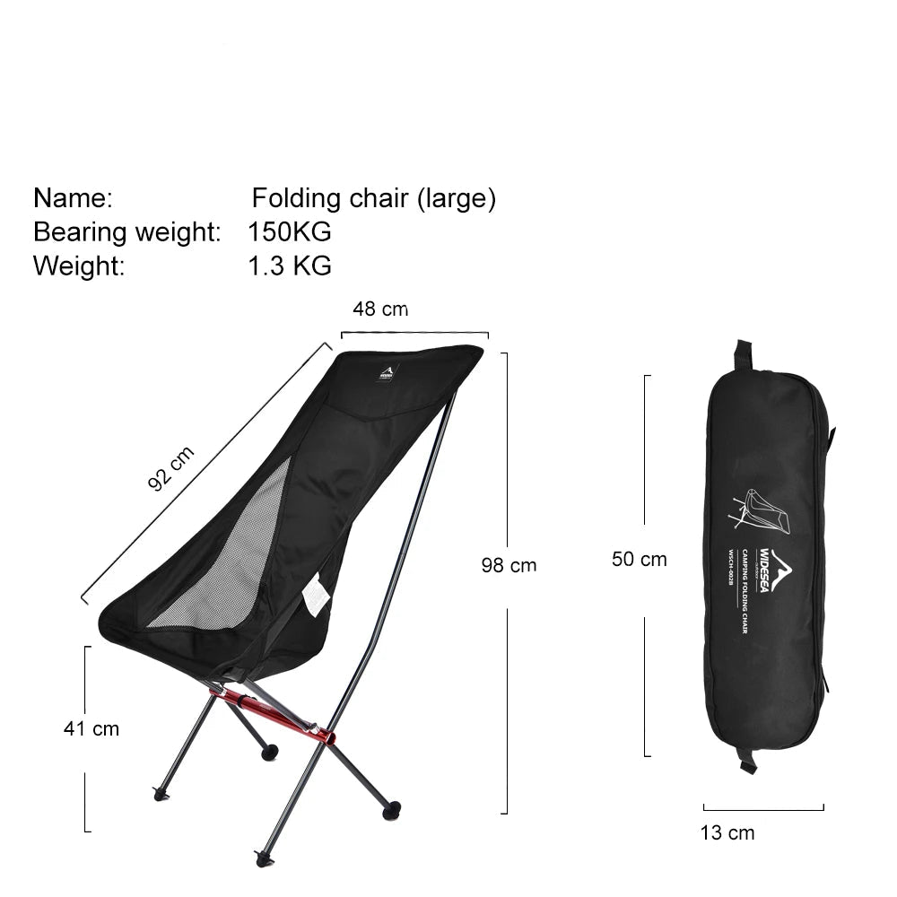 Sort sammenklappelig campingstol med målangivelser og tilhørende opbevaringspose.