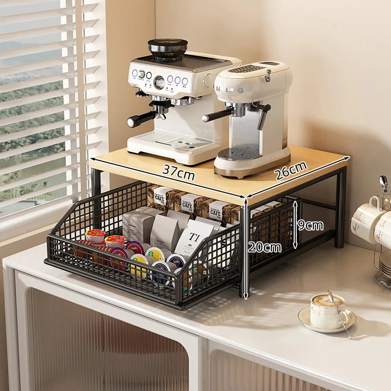 Nordic Coffee Station med sort metalstel, træfarvet top og udtrækkelig trådkurv fyldt med kaffekapsler og te.