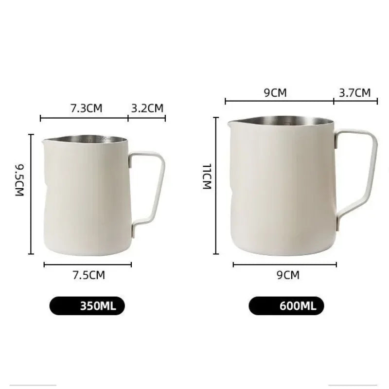 To mælkekander i beige metal med målskitser. Størrelserne er 350 ml og 600 ml med tilhørende dimensioner.
