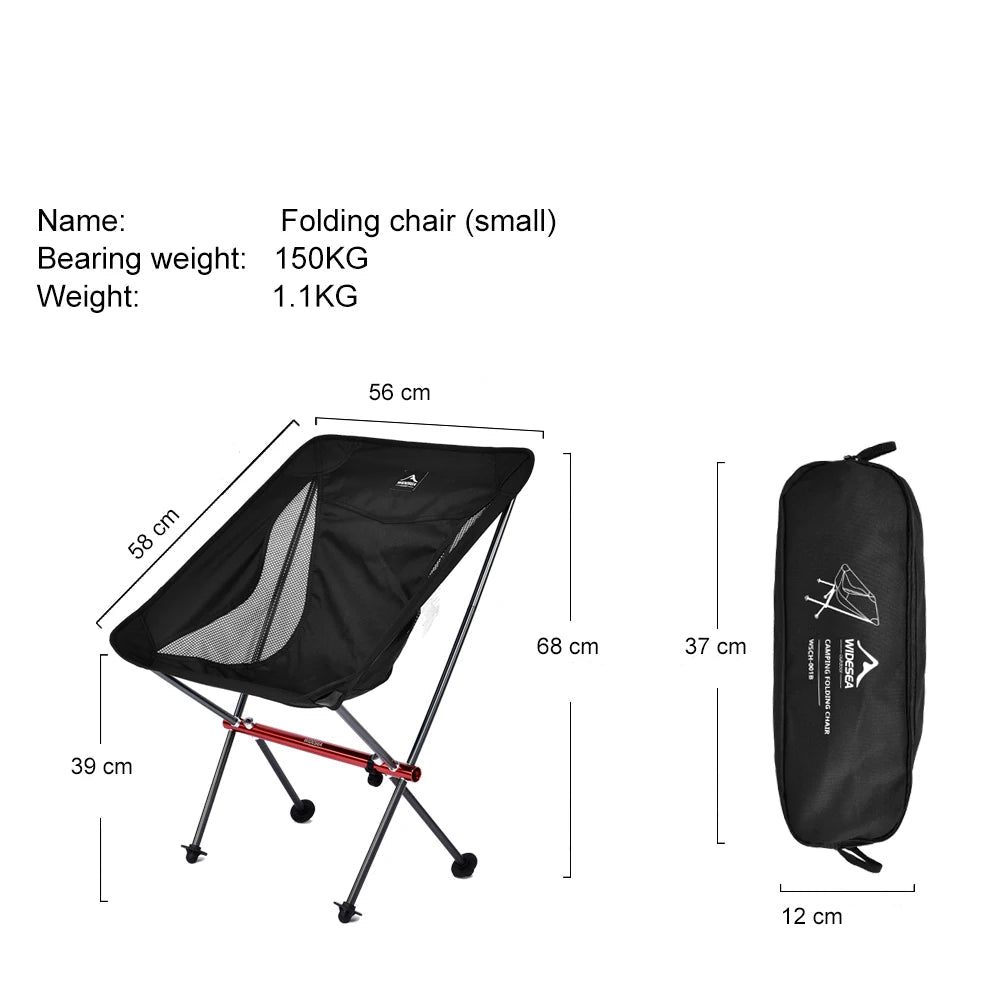 Sort sammenklappelig campingstol med metalstel og målangivelser samt tilhørende sort bærepose.