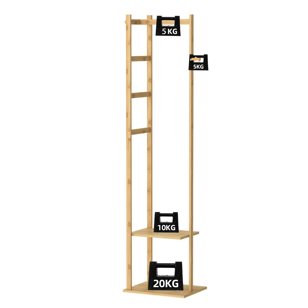 Frandby bambus tøjstativ til hjørne med vægtlodder på 5 kg, 10 kg og 20 kg placeret på hylder og stang.