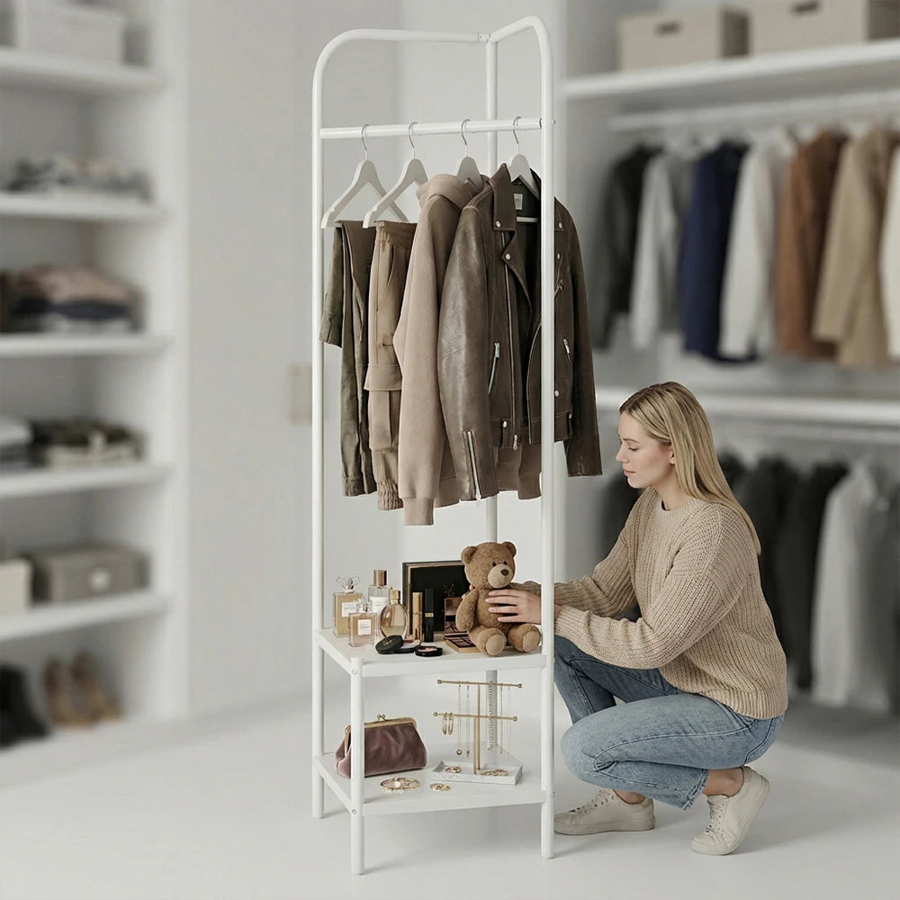 Hvidt hjørnetøjstativ med bøjlestang og to hylder, placeret i en garderobe.