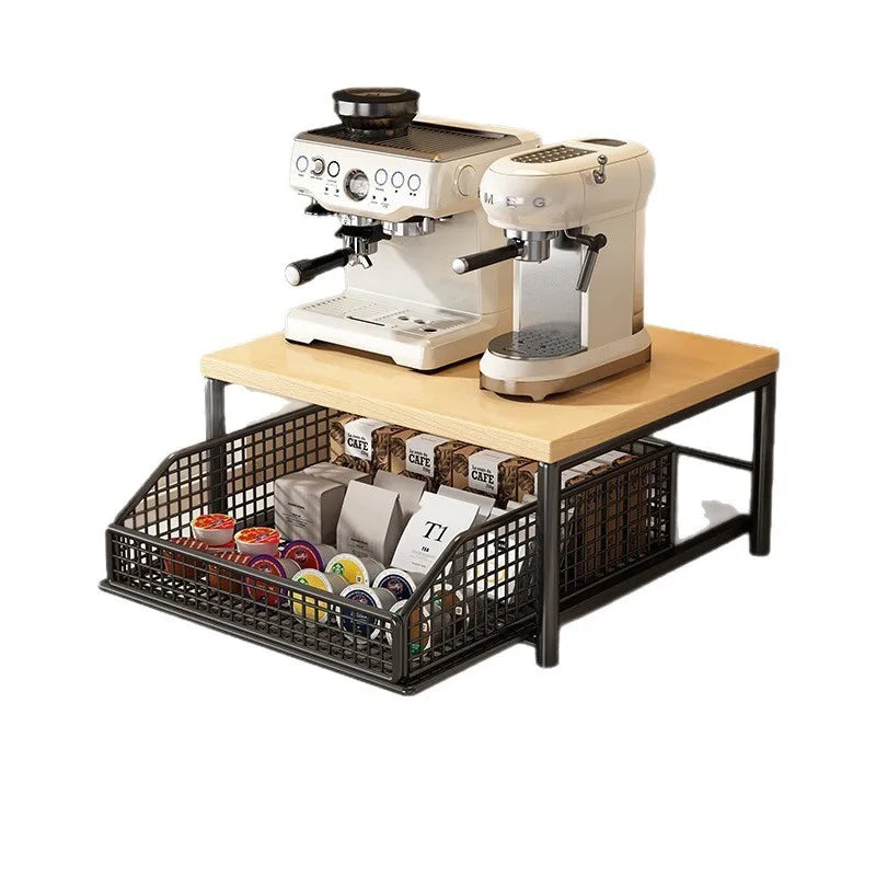 Sort metal- og lysetræsstativ med udtrækkelig trådkurv til kaffekapsler, med to espressomaskiner ovenpå.