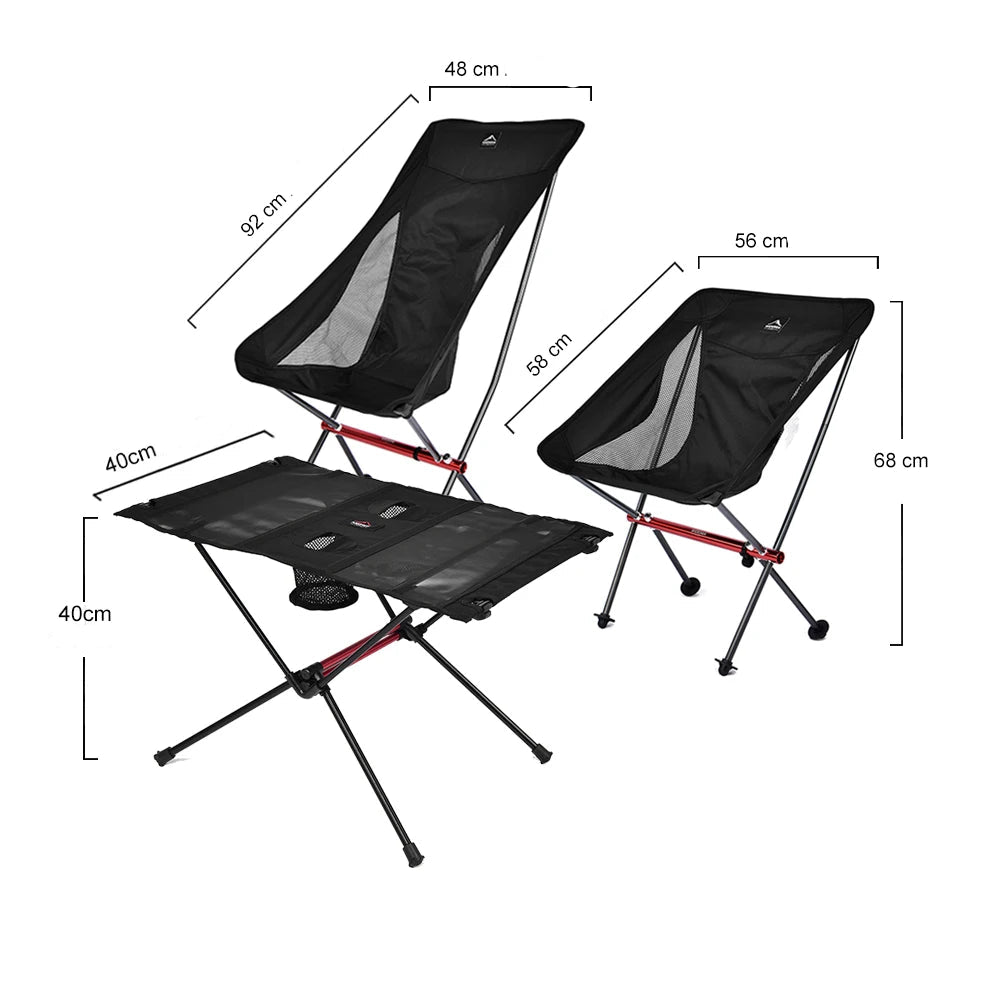 To sorte campingstole med metalstel og et matchende bord, vist med målangivelser i centimeter.