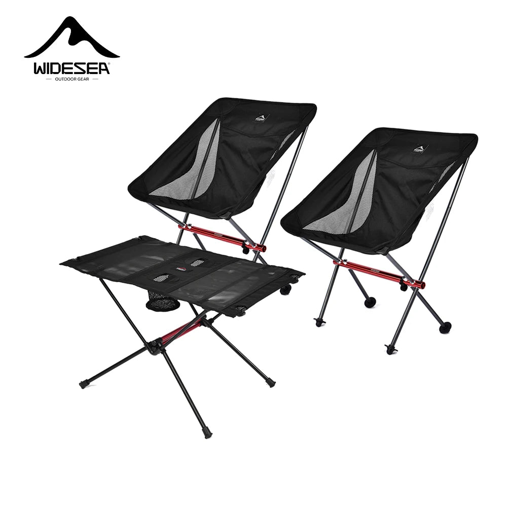 To sorte sammenklappelige campingstole med metalstel og et matchende sort sammenklappeligt bord.